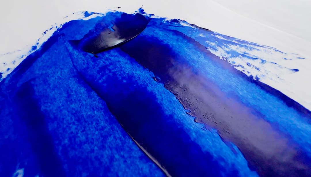 Swaths of Michael Harding Ultramarine Blue show its readiness to glaze when spread thinly