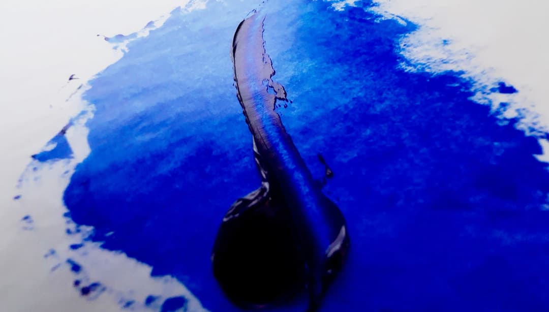 A swatch of ultramarine blue in oil paint that shows both its deep masstone and its propensity to glaze